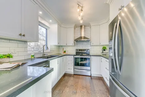 41 Edilou Dr, Toronto, ON M8W 4B4