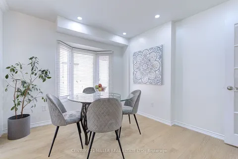 1095 Queens Ave, Oakville, ON L6H 4K9