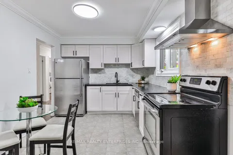 291 Antigua Rd, Mississauga, ON L5B 1C5