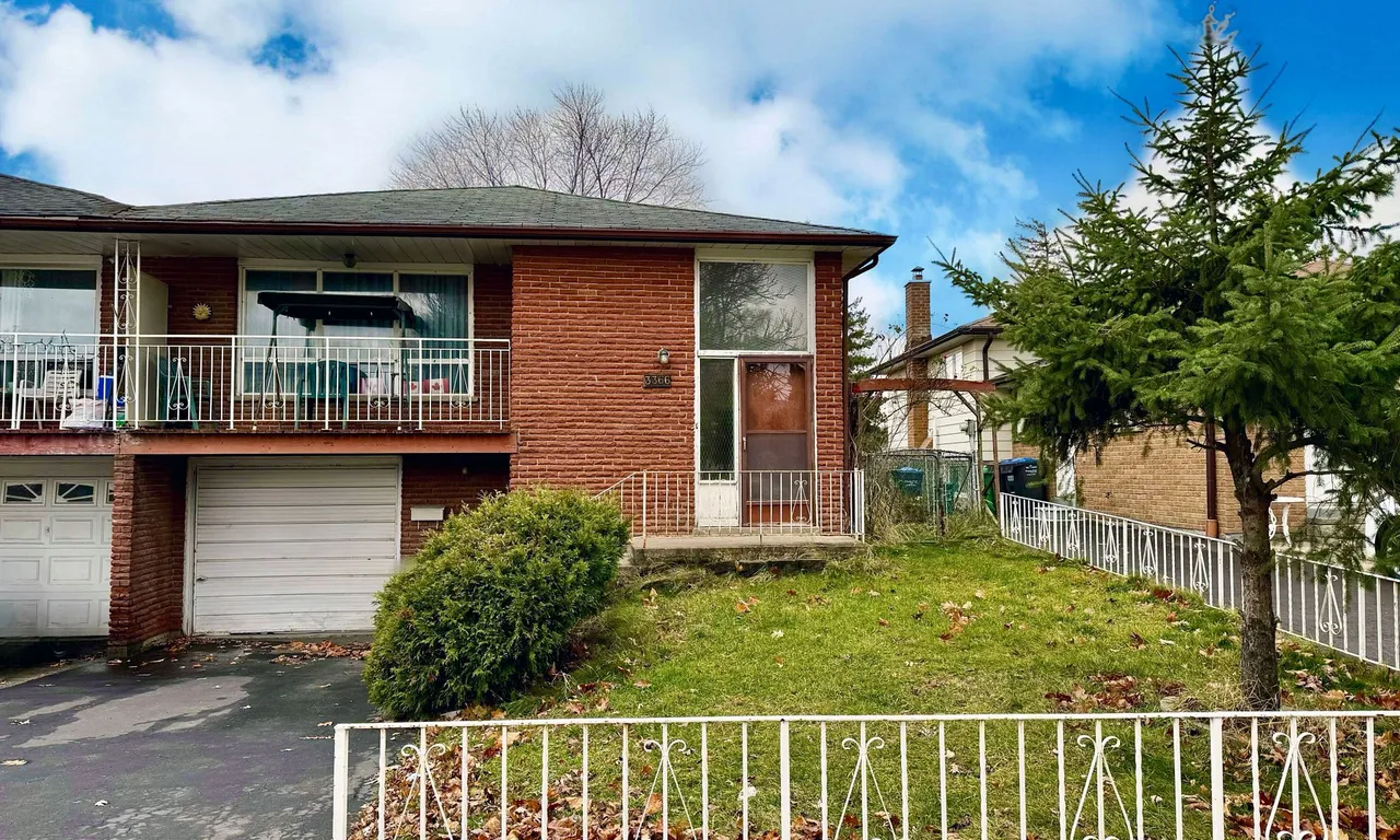 3366 Strabane Dr, Mississauga, ON L5C 1W7