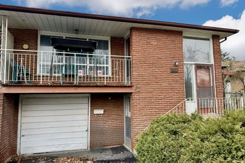 3366 Strabane Dr, Mississauga, ON L5C 1W7