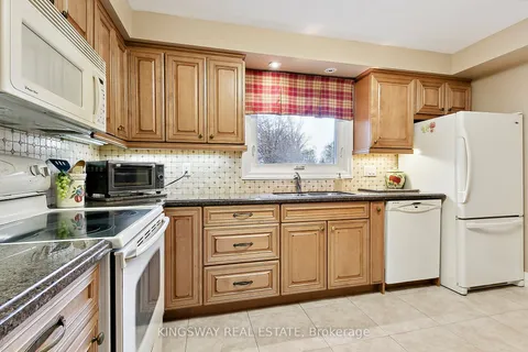 870 Chippenham Dr, Mississauga, ON L5H 3S7