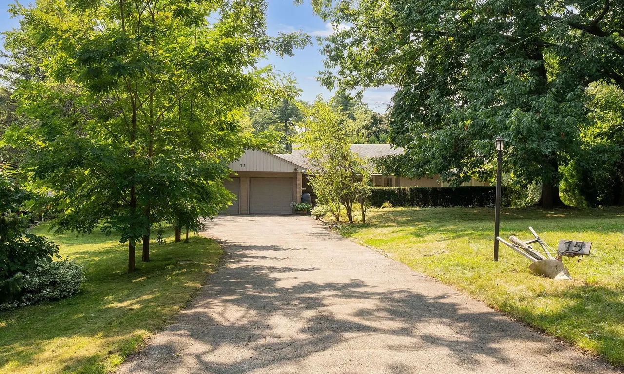 75 Leggett Ave, Toronto, ON M9P 1X4