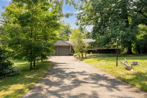 75 Leggett Ave, Toronto, ON M9P 1X4