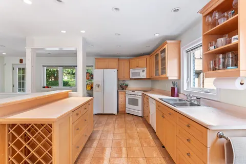 75 Leggett Ave, Toronto, ON M9P 1X4