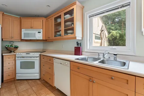 75 Leggett Ave, Toronto, ON M9P 1X4