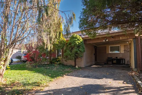 1704 Oberon Cres, Mississauga, ON L4X 2K8