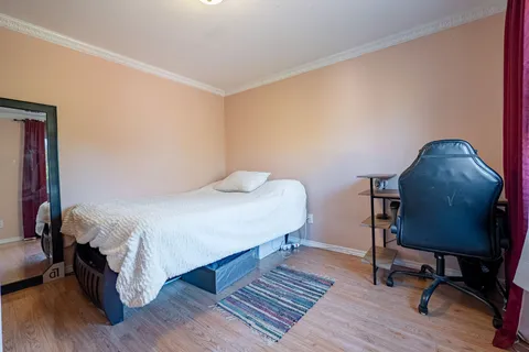 1704 Oberon Cres, Mississauga, ON L4X 2K8