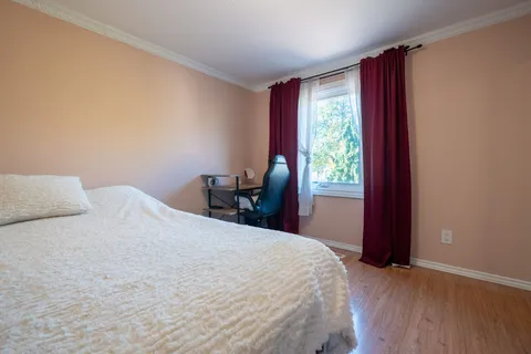 1704 Oberon Cres, Mississauga, ON L4X 2K8