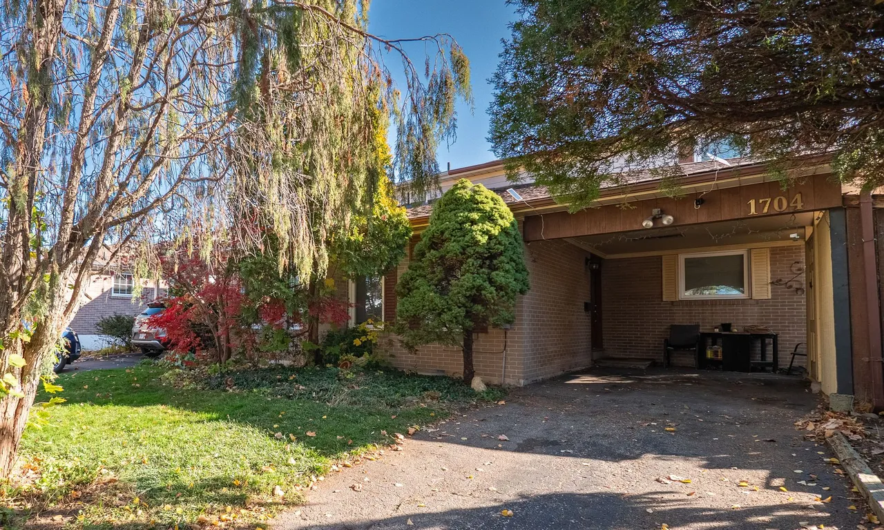 1704 Oberon Cres, Mississauga, ON L4X 2K8