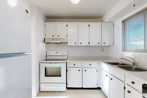 8 Gailgrove Crt, Brampton, ON L6S 2E1