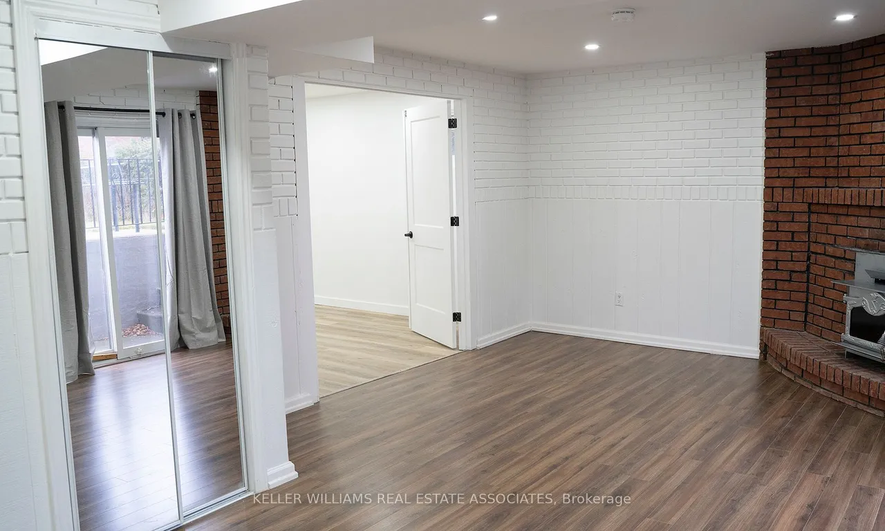 Semi-Detached living room at 3870 Midhurst Lane Mississauga