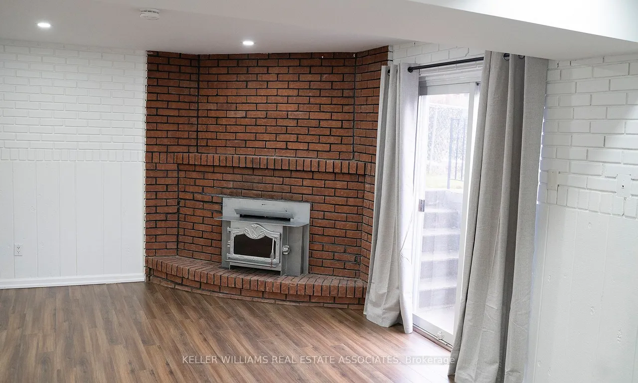 Semi-Detached kitchen at 3870 Midhurst Lane Mississauga