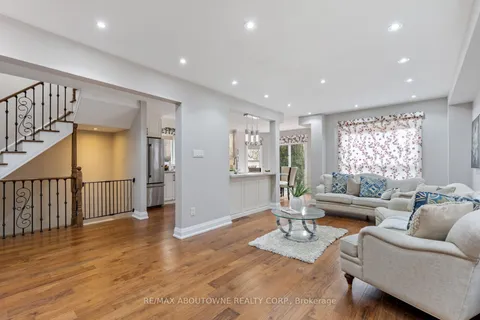 5875 Chessman Crt, Mississauga, ON L5M 6P4