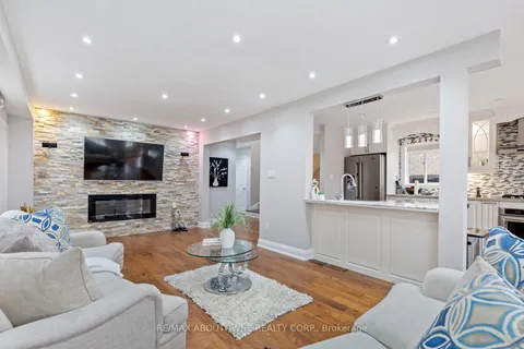 5875 Chessman Crt, Mississauga, ON L5M 6P4