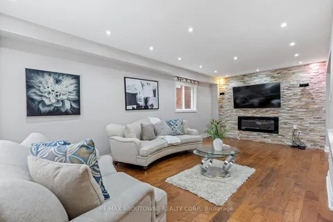5875 Chessman Crt, Mississauga, ON L5M 6P4