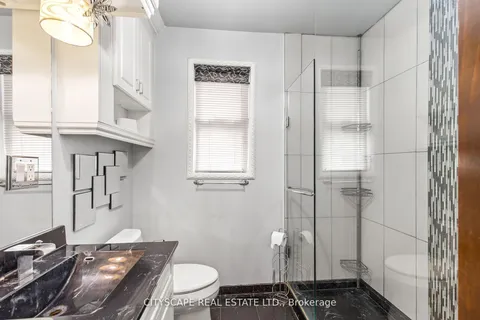 11 Brookside Dr, Mississauga, ON L5M 1H2