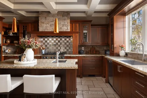 415 Queen Mary Dr, Oakville, ON L6K 3M2