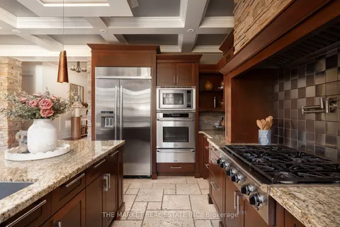 415 Queen Mary Dr, Oakville, ON L6K 3M2