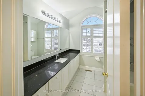 27 Horizon St, Brampton, ON L6P 2J3