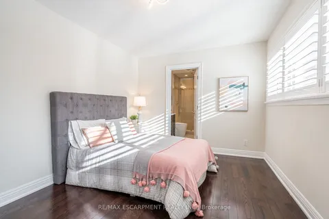 5247 SPRUCE Ave, Burlington, ON L7L 1N2