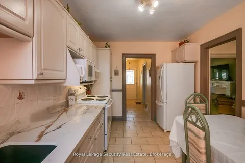 94 Fairbank Ave, Toronto, ON M6E 3Y7