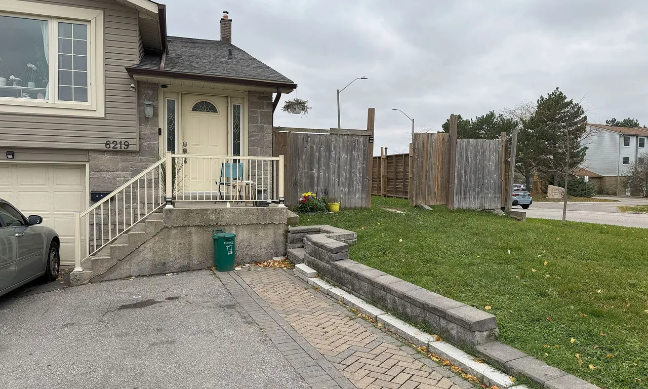 Semi-Detached 1 bedroom 1 bathroom at 6219 Atherly Cres in Mississauga - MLS# W11884971