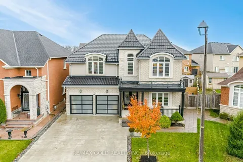 26 Regis Circ, Brampton, ON L6P 1Y8