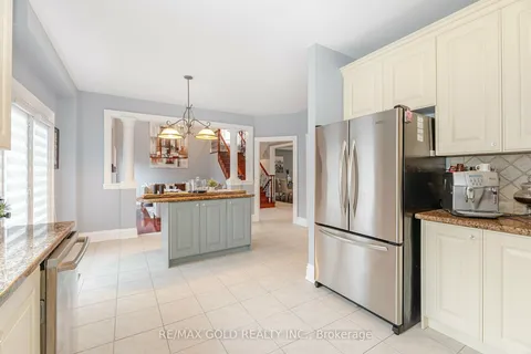 26 Regis Circ, Brampton, ON L6P 1Y8