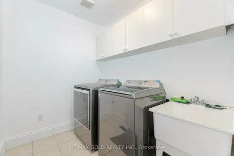 26 Regis Circ, Brampton, ON L6P 1Y8