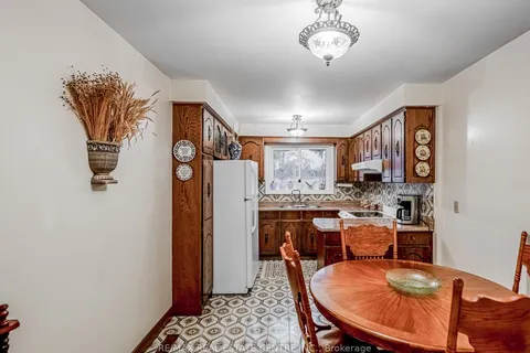 1174 Ogden Ave, Mississauga, ON L5E 2H1