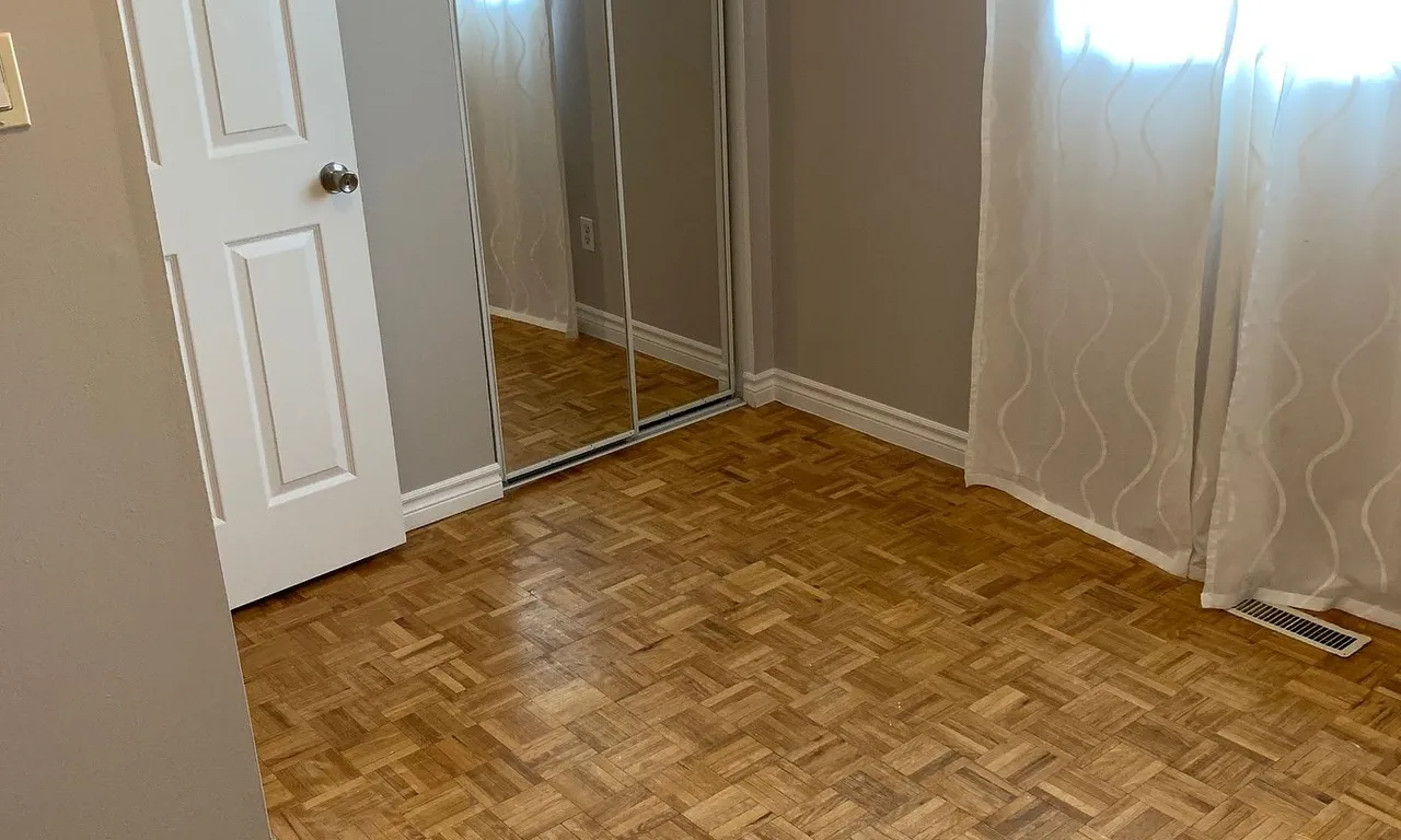 Semi-Detached living room at 147 Bonham Blvd Blvd Mississauga