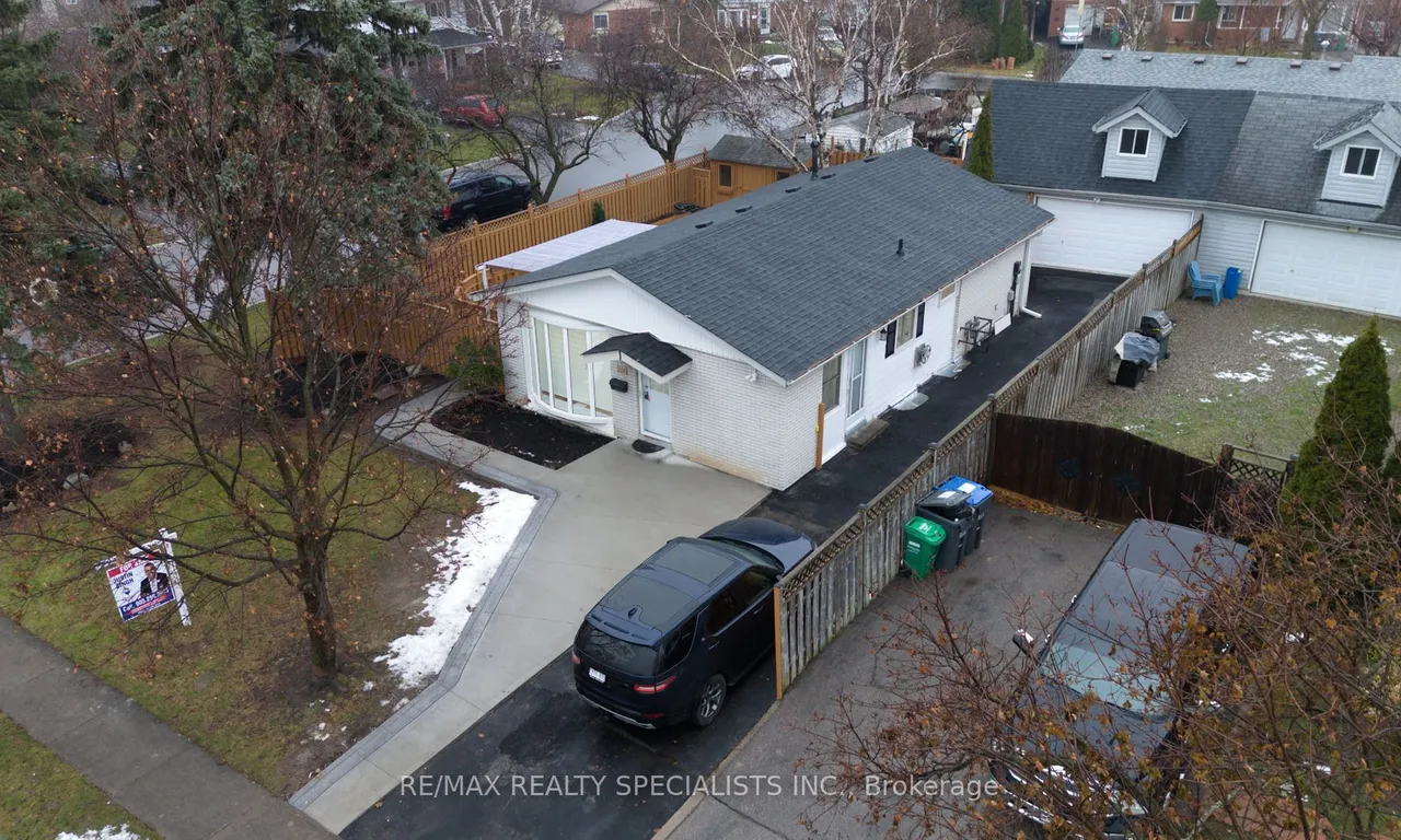 206 Folkstone Cres, Brampton, ON L6T 3N3