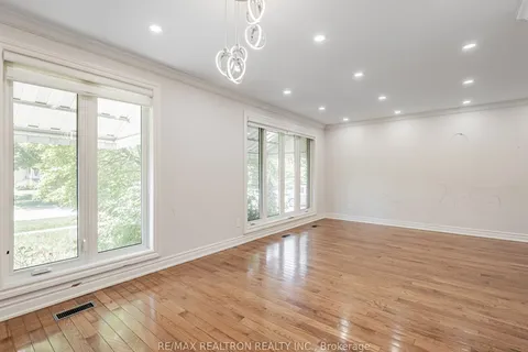 50 Breadner Dr, Toronto, ON M9R 3M4