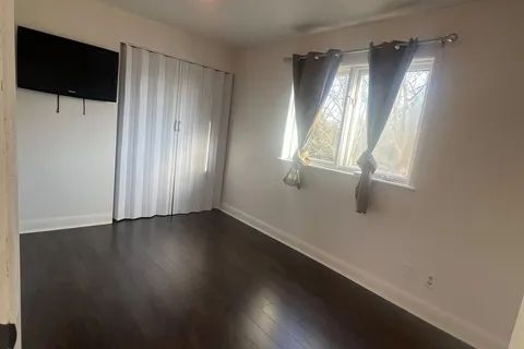 14 Townsend Ave, Burlington, ON L7T 1Y6