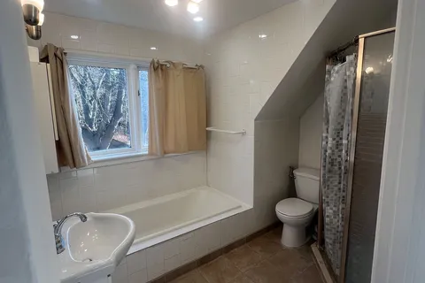 14 Townsend Ave, Burlington, ON L7T 1Y6