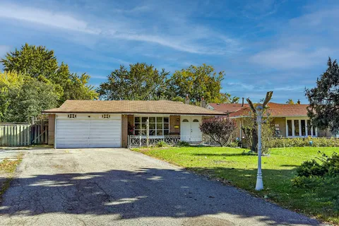 7221 Reindeer Dr, Mississauga, ON L4T 2M6