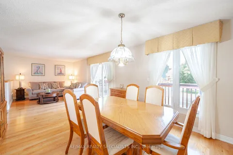 3218 McCarthy Crt, Mississauga, ON L4V 3Z6