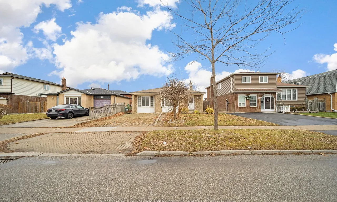 4211 Brandon Gate Dr, Mississauga, ON L4T 3K3