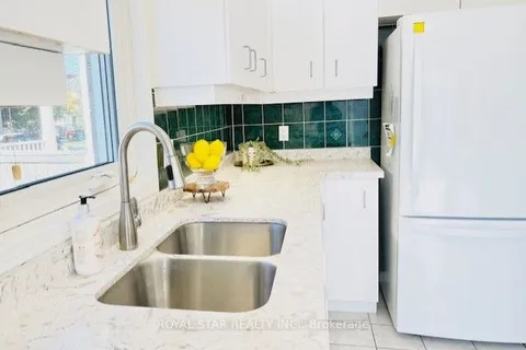 2439 Bankside Dr, Mississauga, ON L5M 6E6