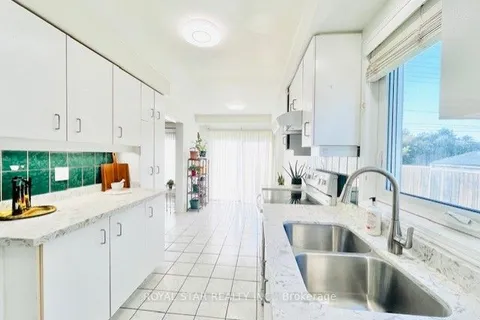 2439 Bankside Dr, Mississauga, ON L5M 6E6