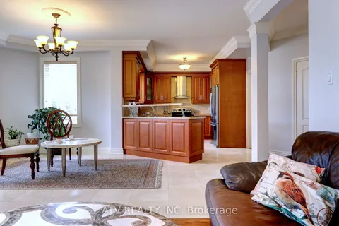 31 Shaver Ave, Toronto, ON M9B 3T2