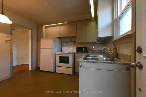 16 Guiness Ave, Toronto, ON M9W 3K9