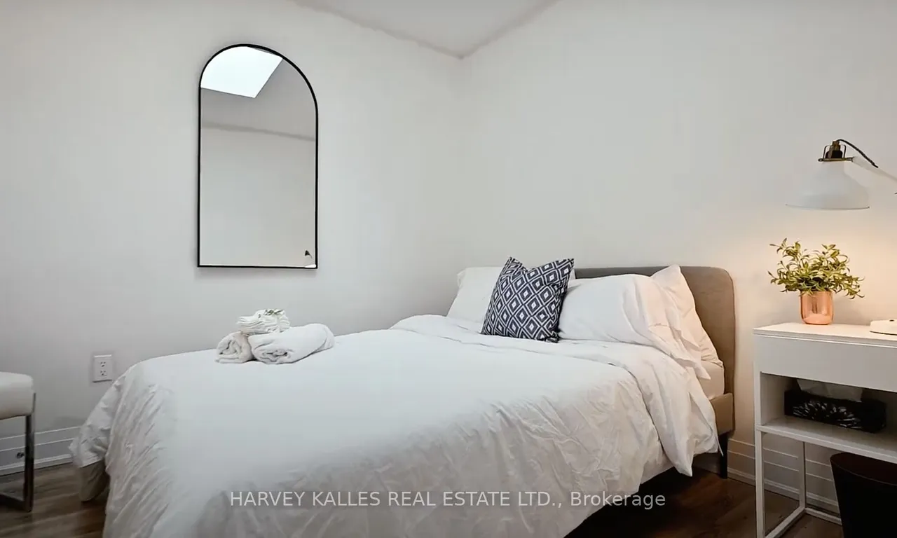 Att/Row/Twnhouse kitchen at 51 Creekbank Rd Toronto