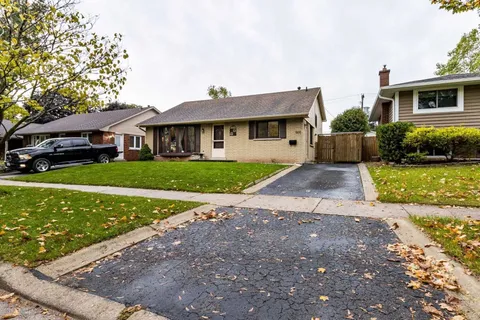 608 Thornwood Ave, Burlington, ON L7N 3B8