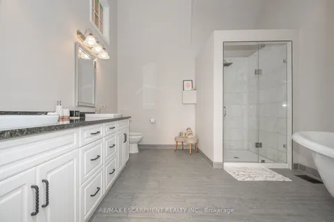 3318 Dundas St, Burlington, ON L7P 0S8