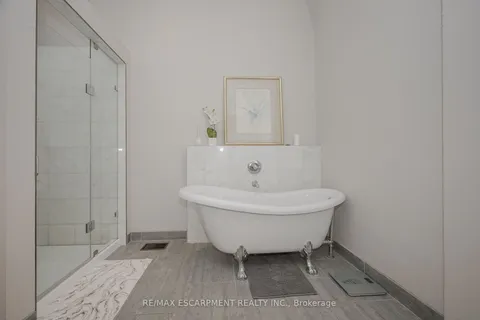 3318 Dundas St, Burlington, ON L7P 0S8