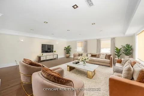 1090 Westmount Ave, Mississauga, ON L5E 1X7