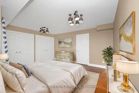 1090 Westmount Ave, Mississauga, ON L5E 1X7