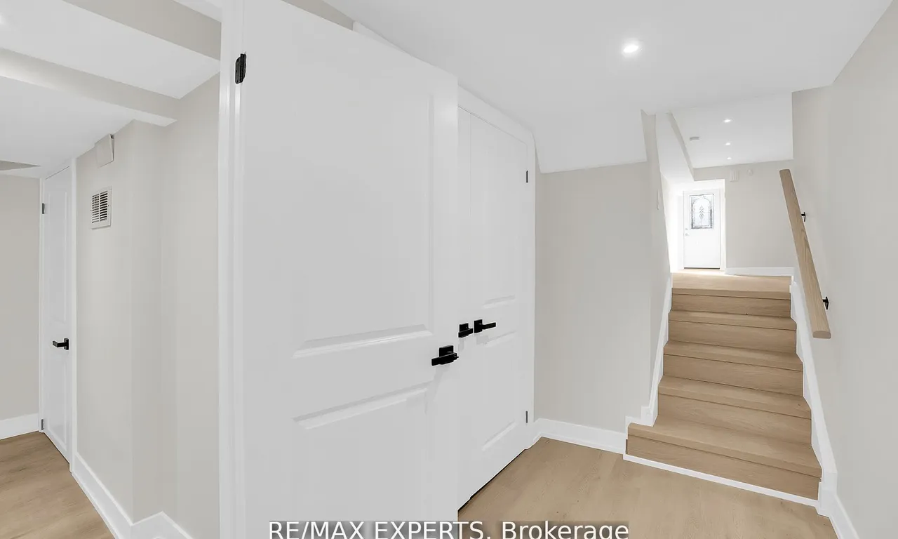 Semi-Detached interior view at 2591 Kingsberry Cres Mississauga